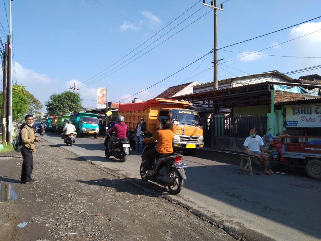 KESAL: Kemacetan terjadi di depan Balai Desa Buncitan akibat warga mengentikan aktivitas puluhan truk pengangkut sirtu. (RIZKY PUTRI PRATIMI RADAR SIDOARJO)