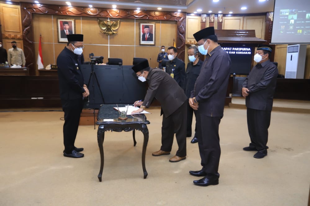 JADI PERDA: Bupati dan DPRD Sidoarjo dalam pengesahaan Perda RPJMD.