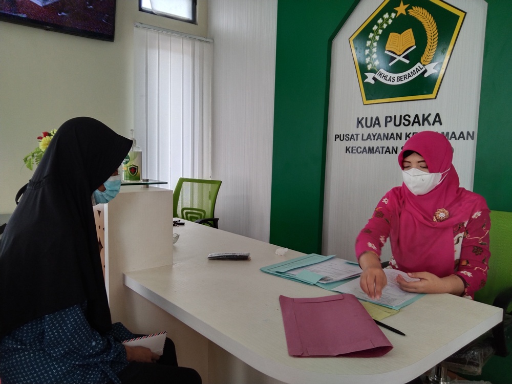 BANYAK DITUNDA: Warga Sidoarjo mencari informasi pelaksanaan pernikahan di KUA Sidoarjo. (RIZKY PUTRI PRATIMI/RADAR SIDOARJO)