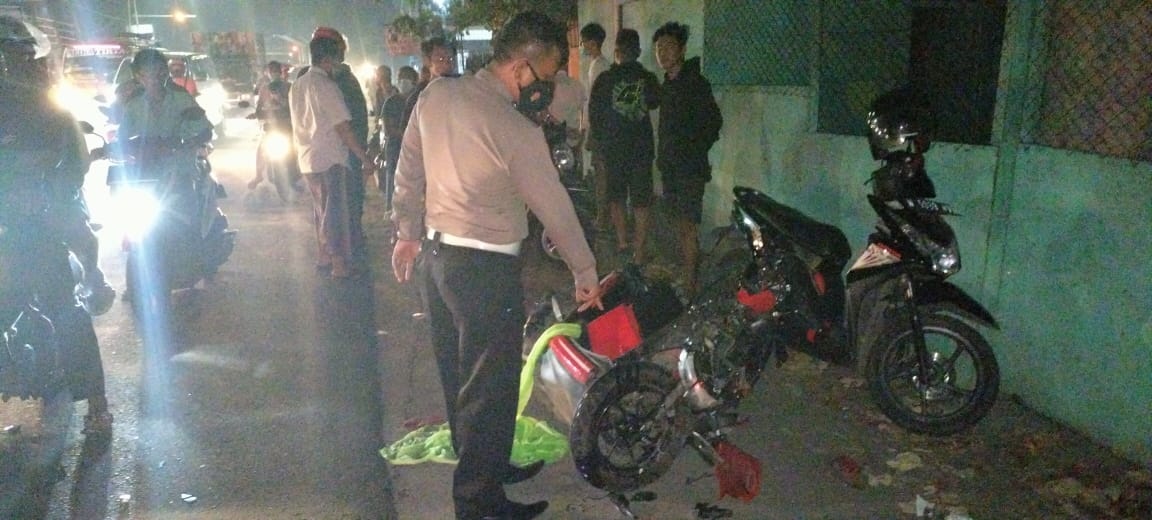 RINGSEK: Kondisi motor usai adu moncong di Jalan Raya Ahmad Yani, Krian.