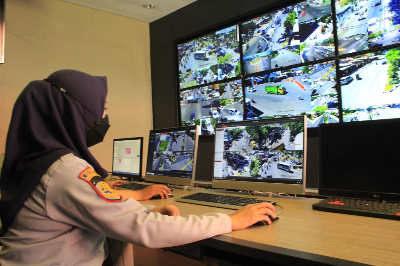 TERDETEKSI: Petugas Dinas Perhubungan Sidoarjo menunjukkan salah satu titik jalan yang terpantau kamera ATCS. (HENDRIK MUCHLISON/RADAR SIDOARJO)