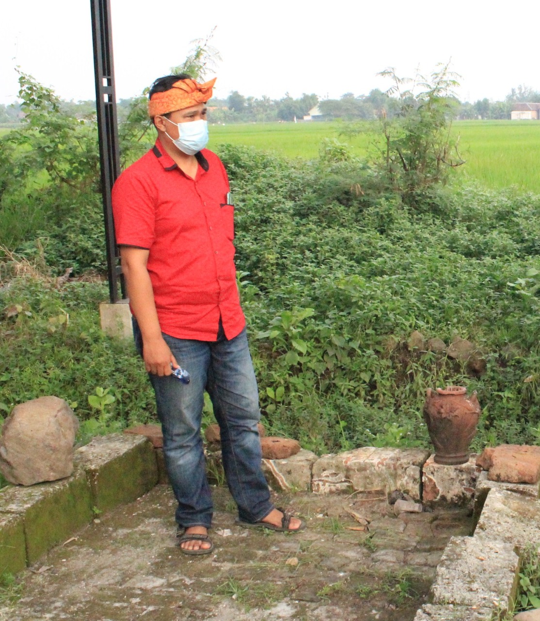 KREATIF: Agus Subandriyo dan karya gambar sketsa sejarah. (HENDRIK MUCHLISON/RADAR SIDOARJO)