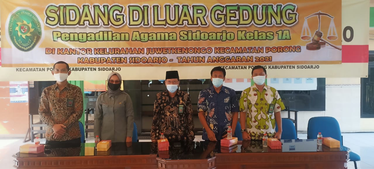 JEMPUT BOLA: Sidang kasus perceraian keliling yang digelar PA Sidoarjo di Kelurahan Juwetkenongo, Kecamatan Porong