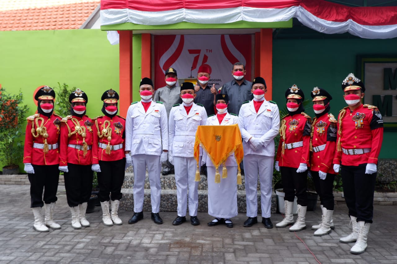 SINERGIS: Dari kiri belakang Kepala MTs Bilingual Muslimat NU Pucang, Syamsuhari, Kepala MA Bilingual Muslimat NU Pucang Dwi Sulistyanto dan Kepala MINU Pucang M Hamim Thohari bersama petugas upacara HUT RI ke-76. (RIZKY PUTRI PRATIMI/RADAR SIDOARJO)