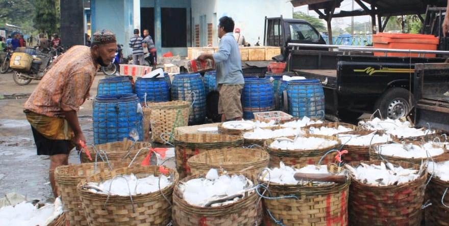 MELIMPAH: Aktivitas jual beli ikan bandeng di pasar ikan Jalan Lingkar Timur Sidoarjo. (HENDRIK MUCHLISON/RADAR SIDOARJO)