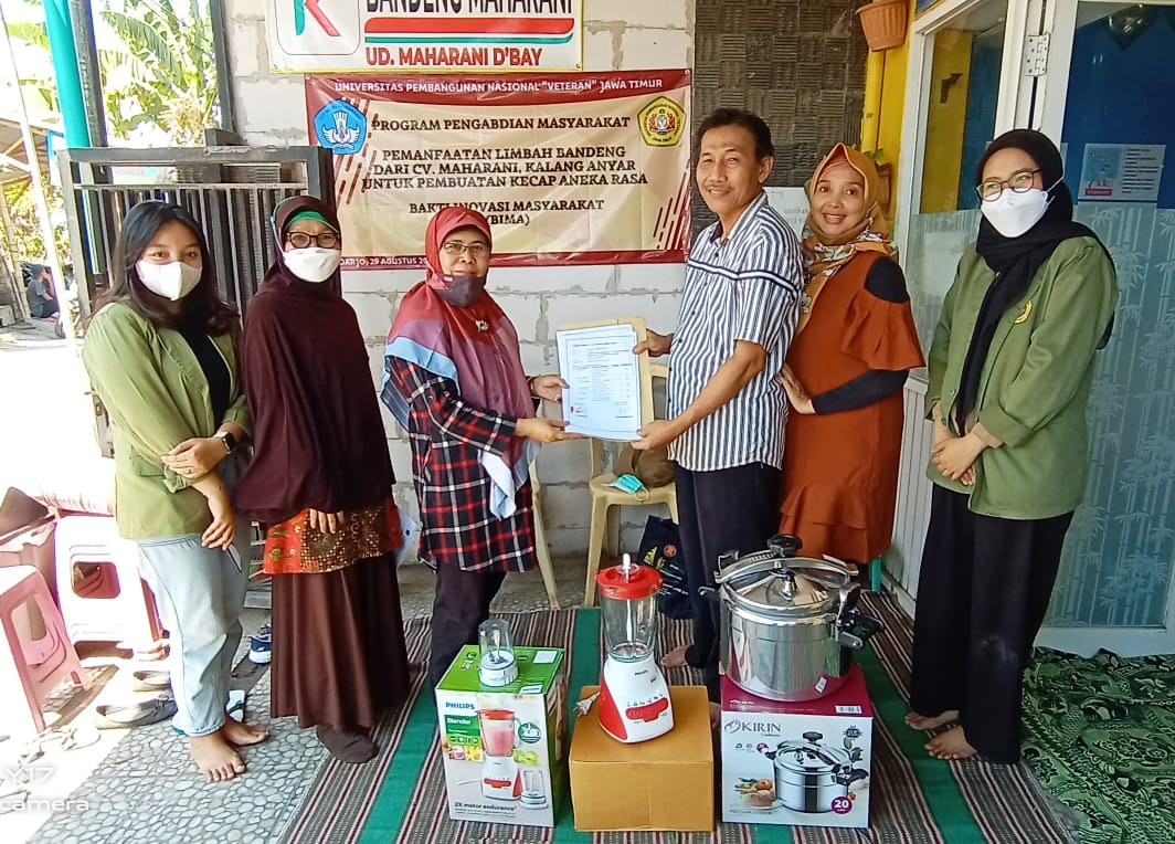 KREATIVITAS: Penyerahan peralatan dari UPN Veteran Jatim kepada CV Maharani Dwi Bayu.
