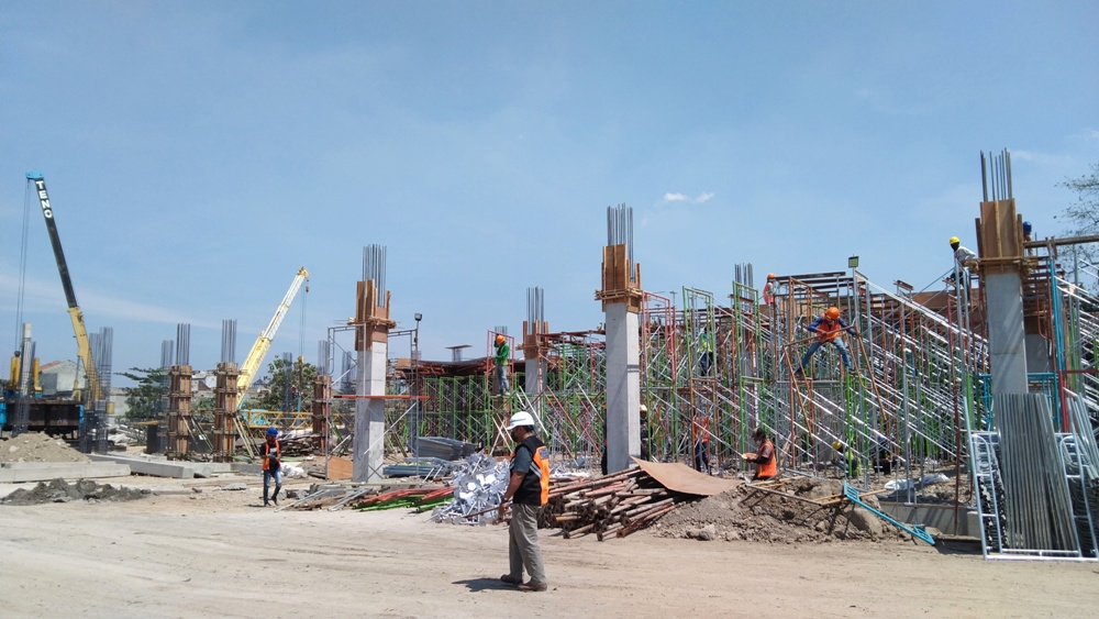 KERJA CEPAT: Konstruksi pengerjaan RSUD Krian di pondasi lantai 1 sudah tuntas. (RIZKY PUTRI PRATIMI/RADAR SIDOARJO)