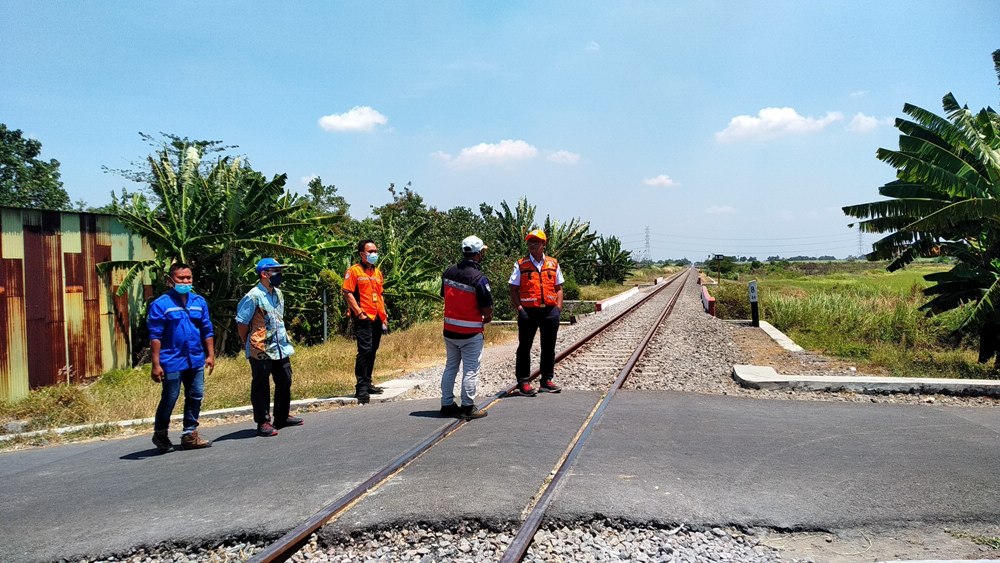 CEGAH LAKA: Petugas Dishub Sidoarjo dan perwakilan KAI Daop 8 mengecek lokasi pemasangan EWS.