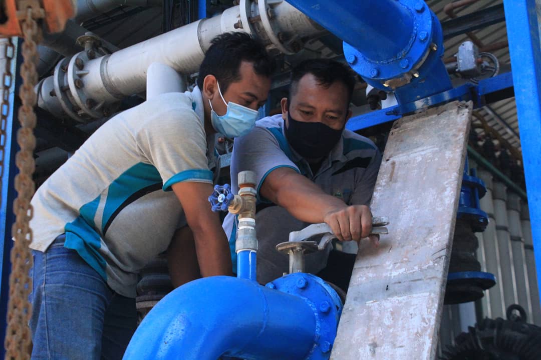 AWAS BOCOR: Pegawai PDAM Delta Tirta memperbaiki pipa di IPA Siwalanpanji. (HENDRIK MUCHLISON/RADAR SIDOARJO)
