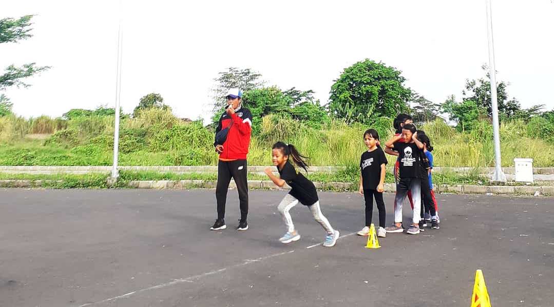 SEMANGAT: Sejumlah atlet sepatu rroda pindah latihan di lapangan MPP.