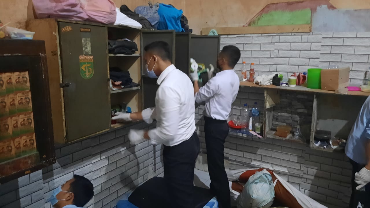 KETAT: Sejumlah petugas saat memeriksa di dalam blok hunian WBP di Lapas Kelas IIA Sidoarjo.