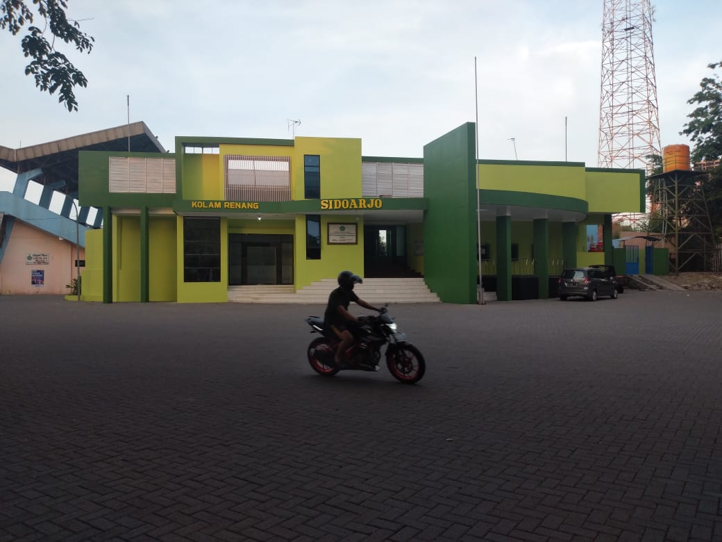 DICAT: Kolam renang di kawasan GOR banyak jadi jujukan masyarakat sebelum pandemi Covid-19. (HENDRIK MUCHLISON/RADAR SIDOARJO)