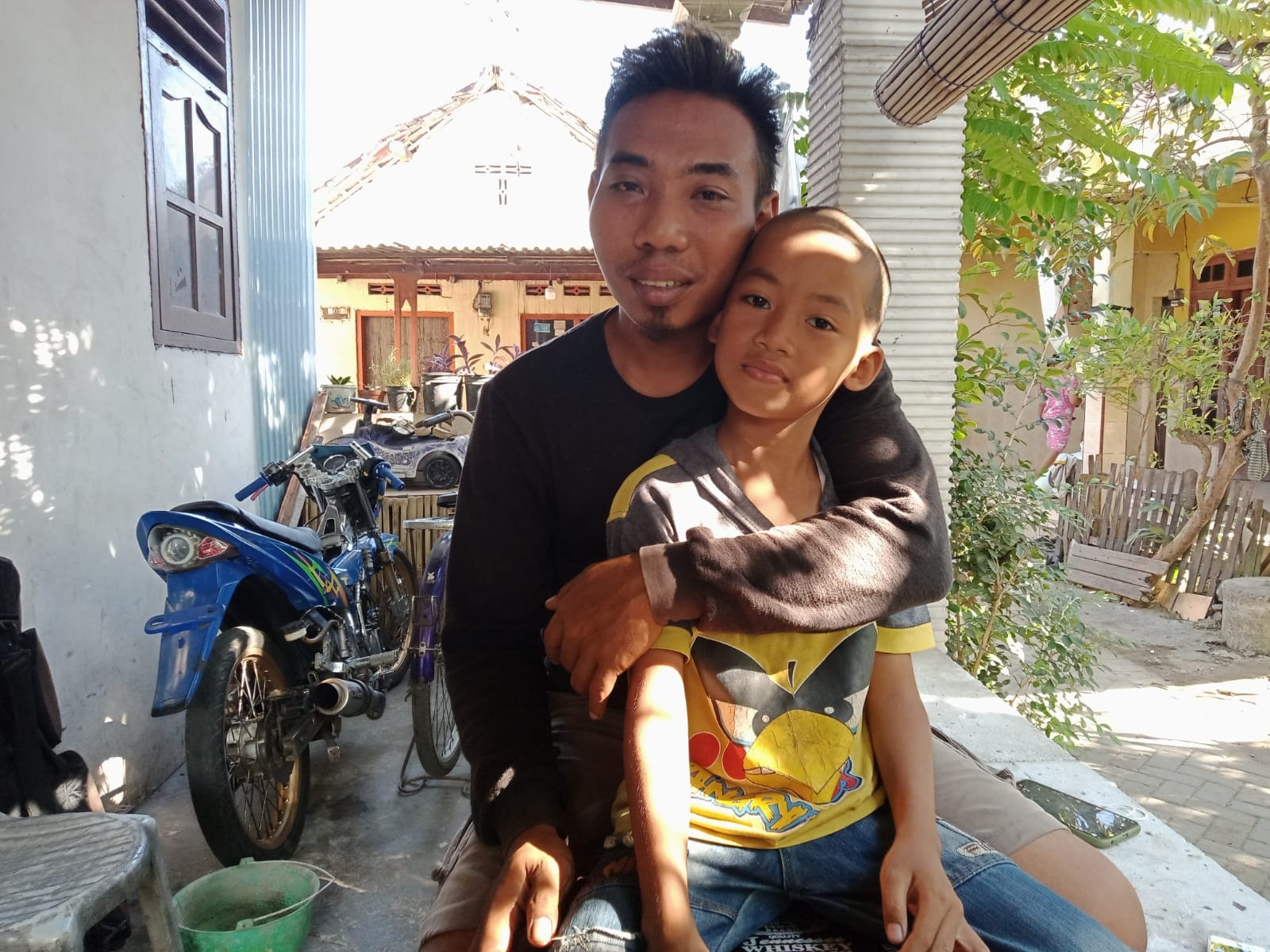 BERSYUKUR: Bimo memegang erat anaknya, Tara, yang berhasil selamat dari peristiwa tenggelam. (LUKMAN AL FARISI/RADAR SIDOARJO)