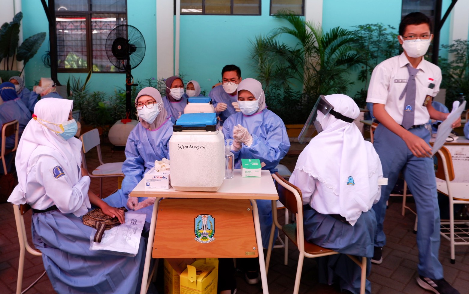 RIZKY PUTRI PRATIMI/RADAR SIDOARJO  PROKES KETAT: Siswa SMAN 2 Sidoarjo antusias mengikuti vaksinasi Covid-19. 