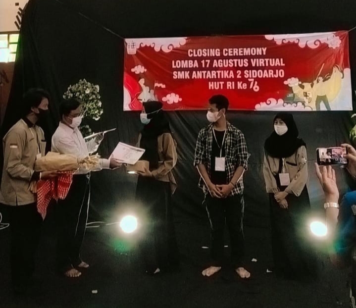 SEMANGAT: Penerimaan hadiah lomba Photo Contest SMK Antartika 2 Sidoarjo.