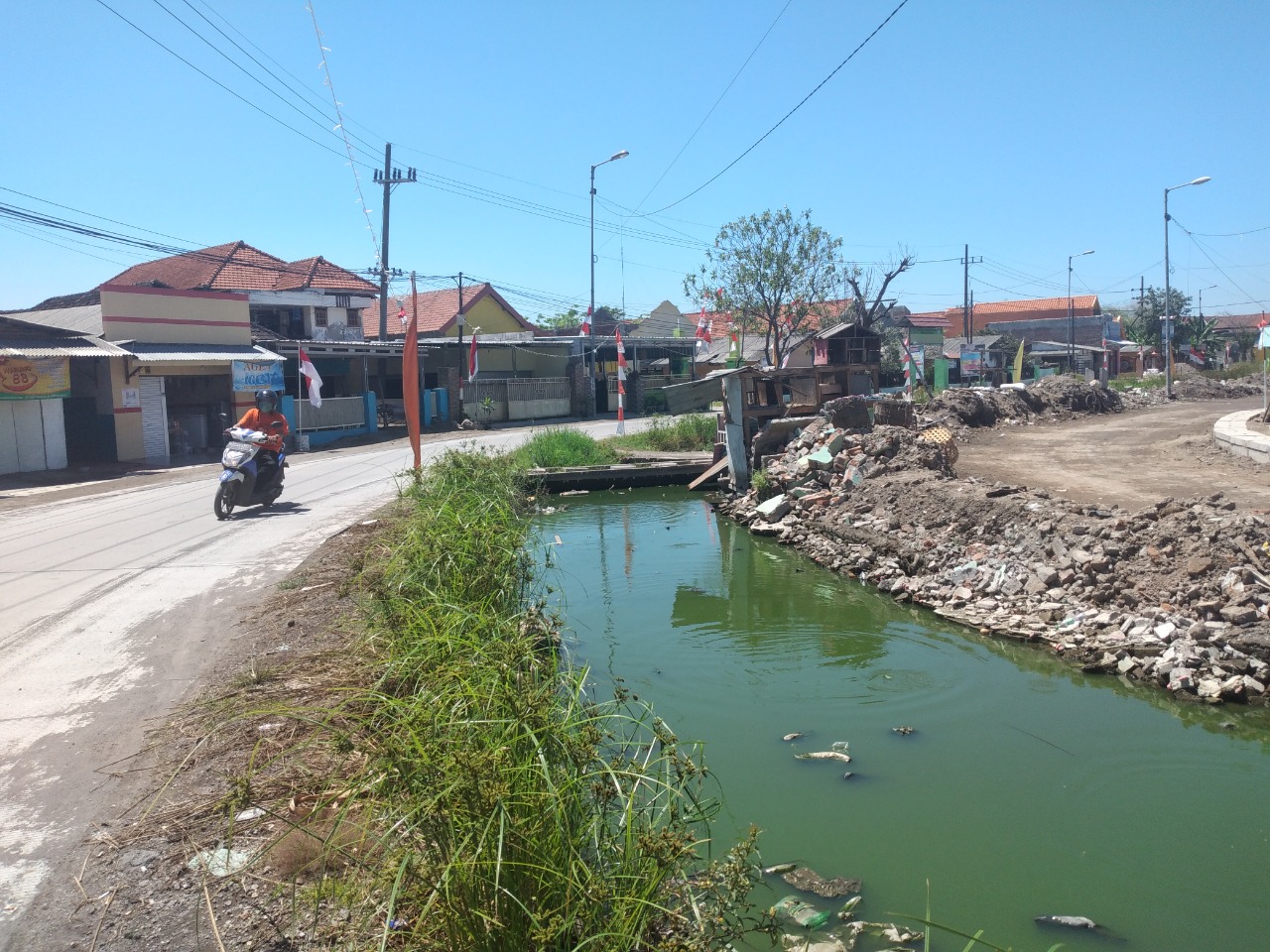 BUTUH NORMALISASI: Sungai di Desa Kedungbanteng terlihat dangkal.