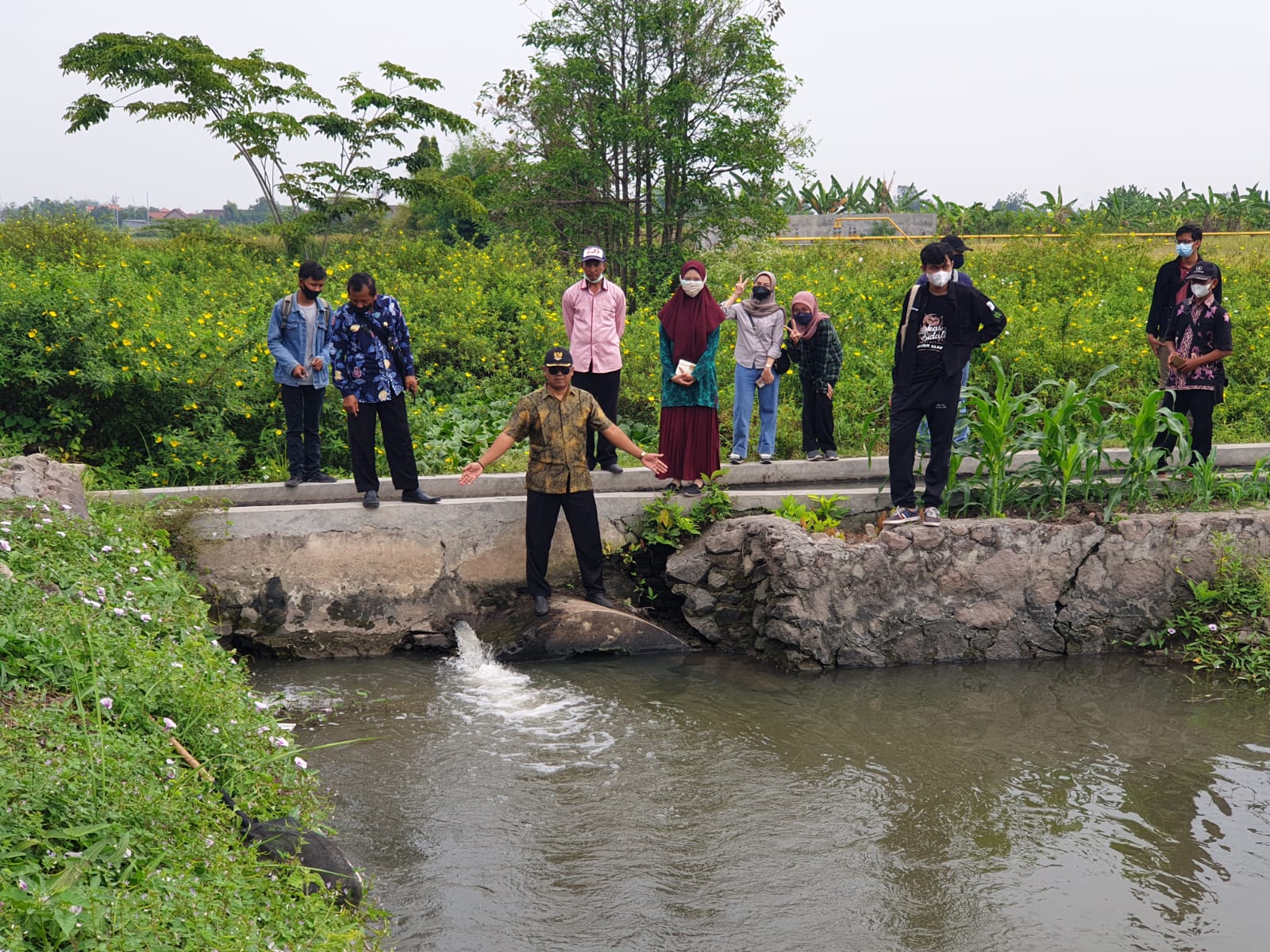 KOMPAK: Mahasiswa Institut Pertanian Bogor melaksanakan KKN di Desa Wunut, Kecamatan Porong, Sidoarjo.  Salah satu kegiatannya membantu permasalahan irigasi desa.