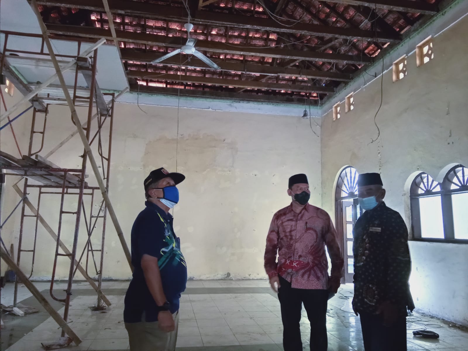 PERLU PERBAIKAN: Ir H Bambang Haryo Soekartono (tengah) saat mengunjungi Gedung Joang 45, Jl Ahmad Yani, Sidoarjo, Rabu (15/9/2021).