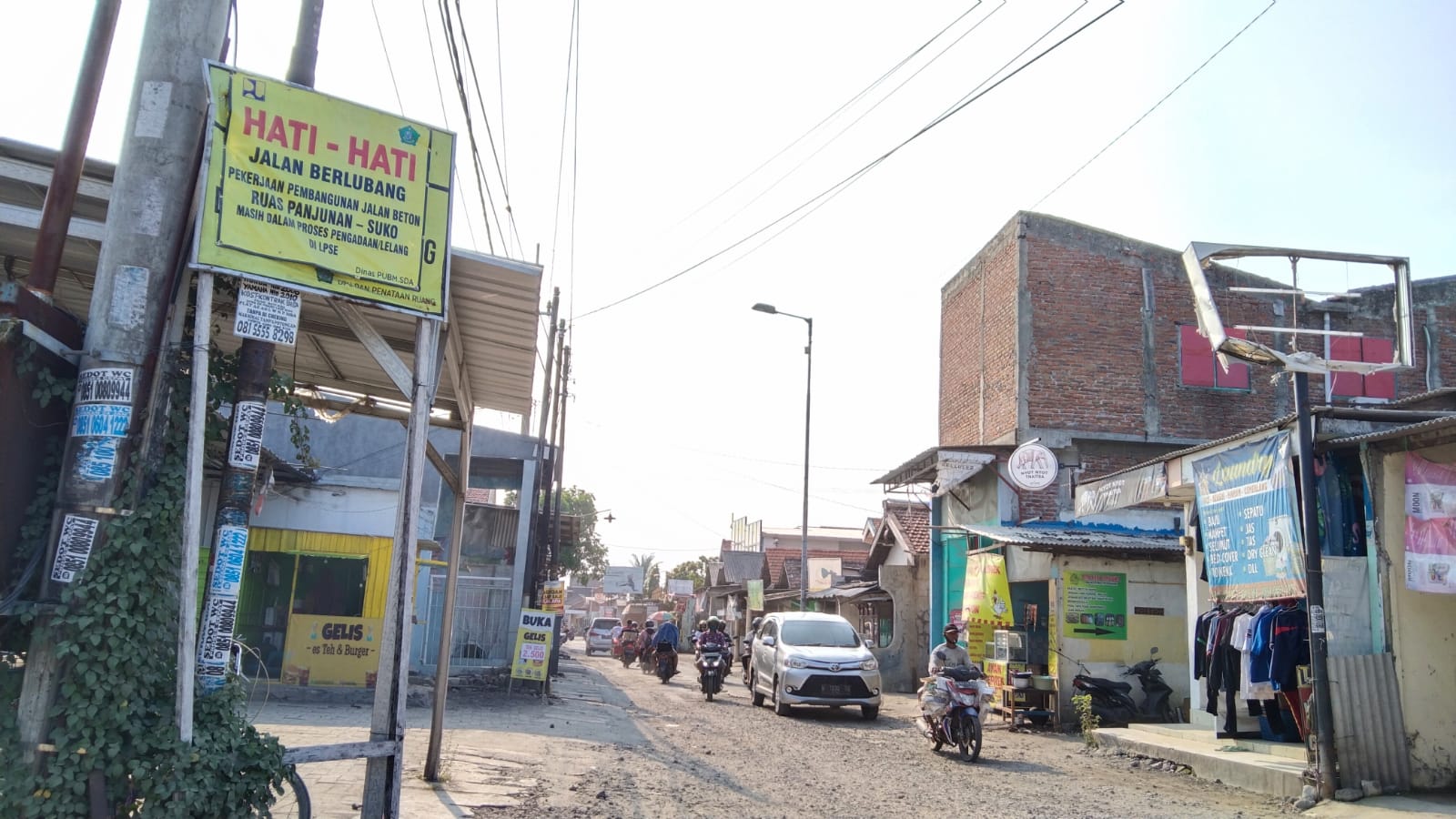 SEGERA DIPERBAIKI: Ruas Jalan Panjunan - Suko yang rusak akan segera dibeton. (RIZKY PUTRI PRATIMI/RADAR SIDOARJO)