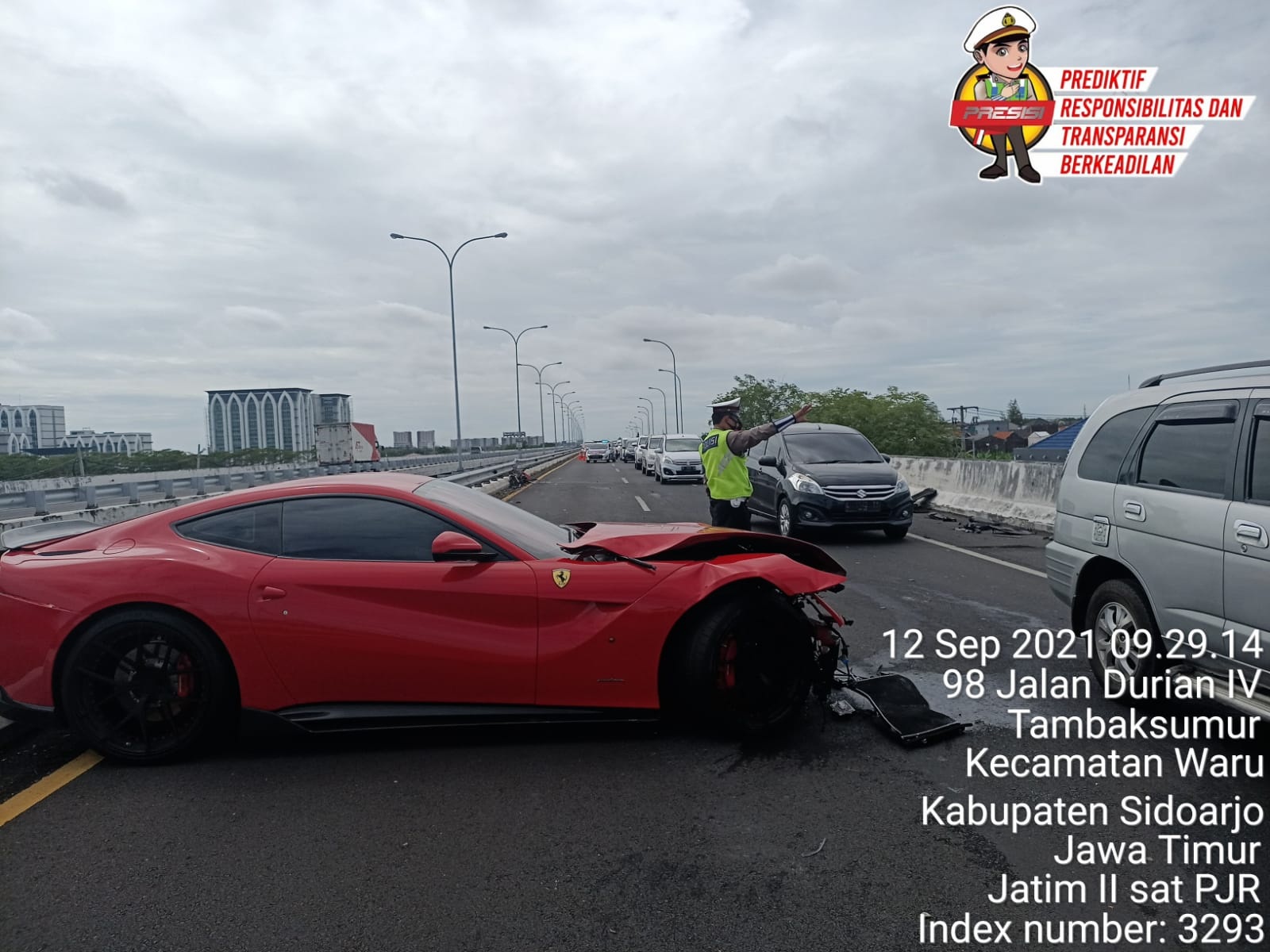 APES: Mobil Ferrari rusak di bagian depannya usai menabrak guardrail di Jalan Tol Sidoarjo.