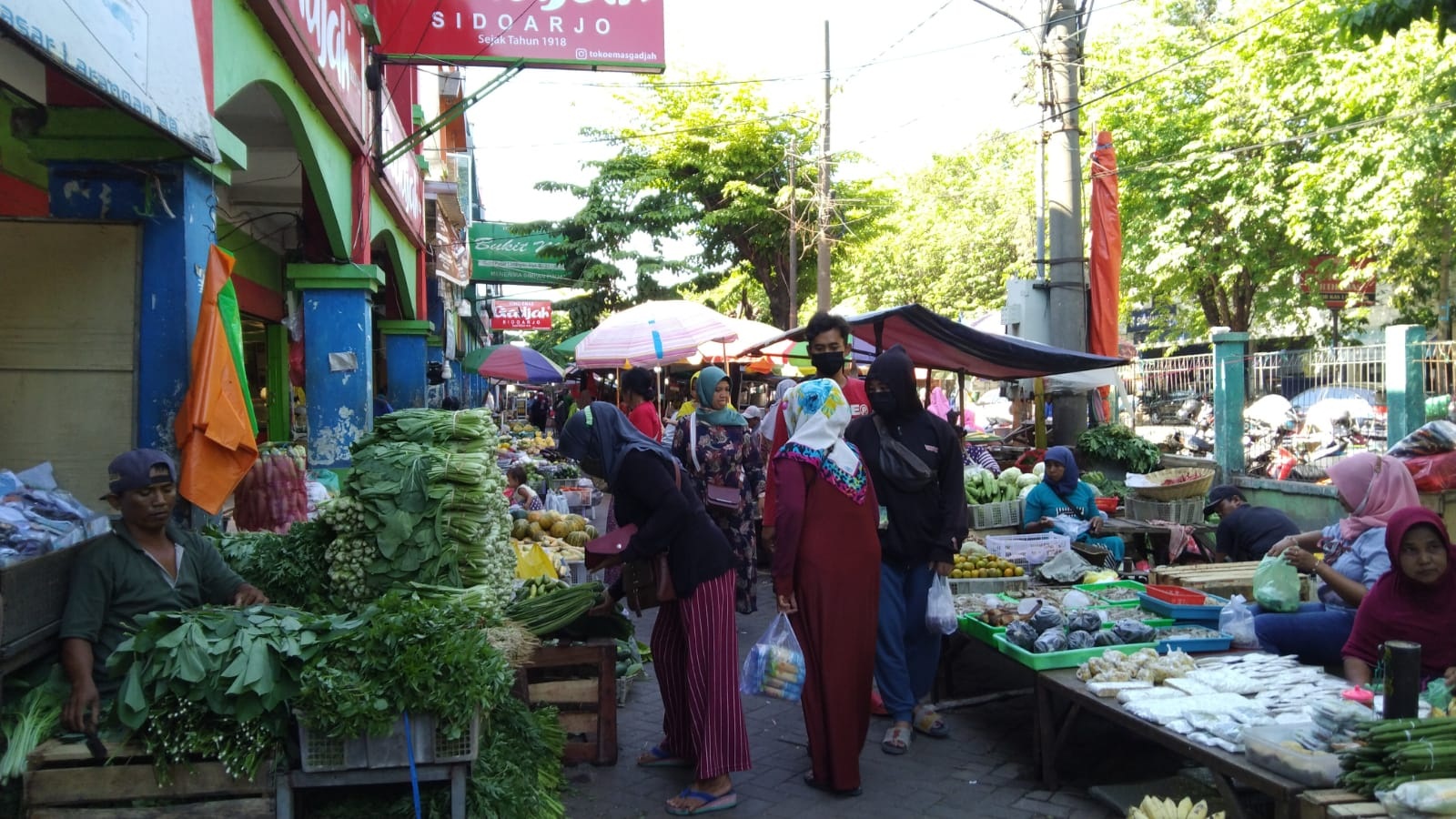 RAMAI LAGI: Situasi jual beli di Pasar Larangan. Kegiatan ekonomi di pasar mulai pulih. (RIZKY PUTRI PRATIMI/RADAR SIDOARJO)