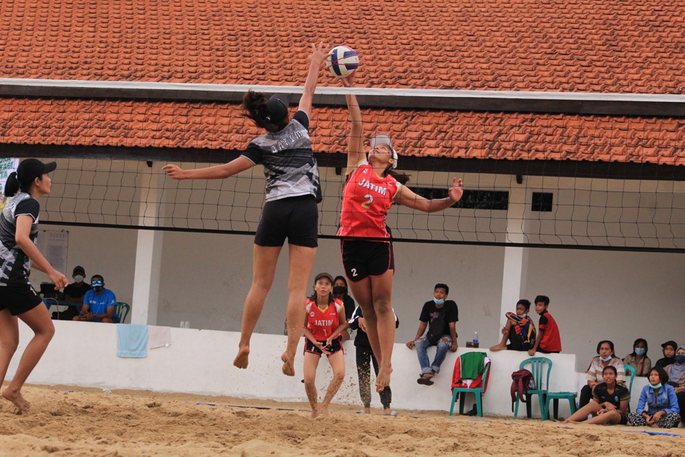 PEREBUTAN JUARA: Pertandingan final voli pantai Porkab Sidoarjo. (HENDRIK MUCHLISON/RADAR SIDOARJO)