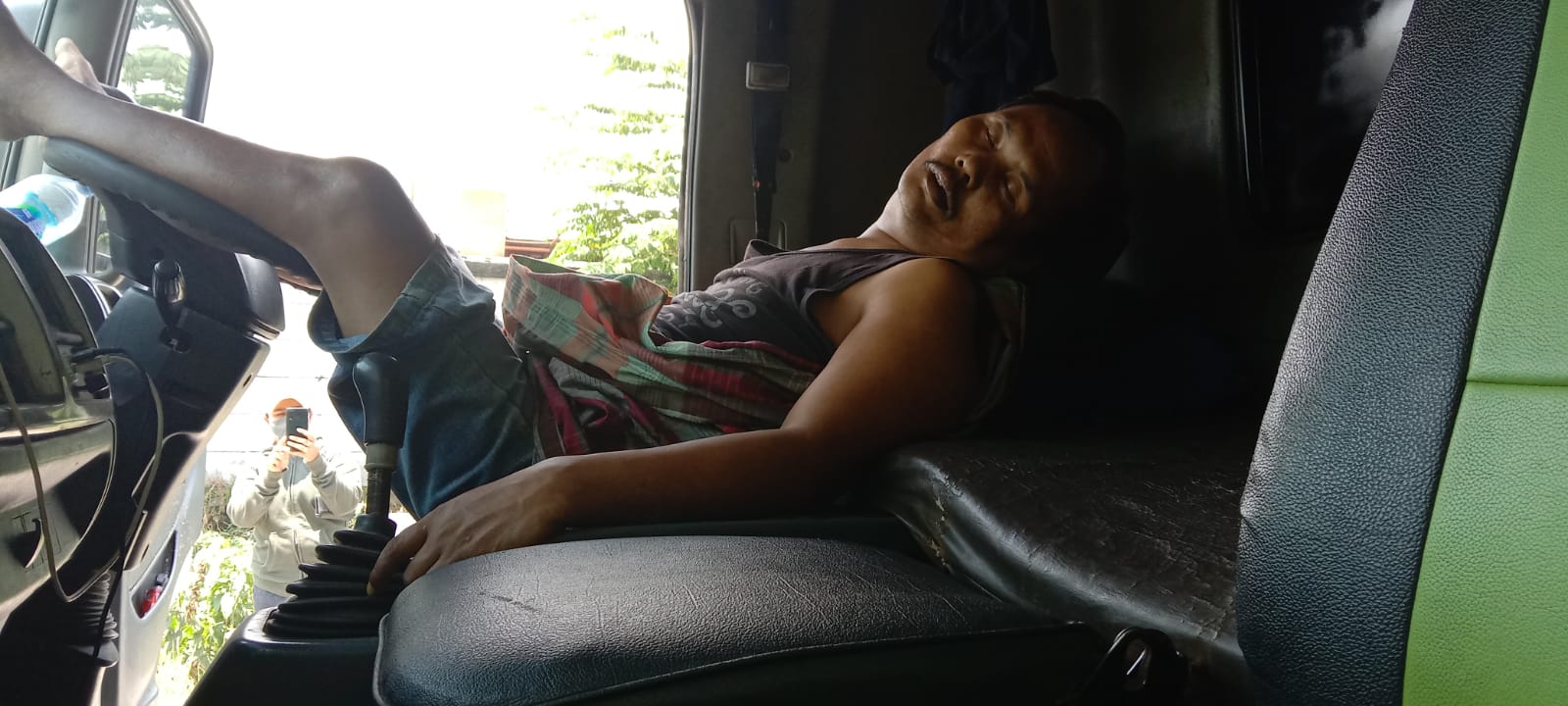DIVISUM: Korban sebelum dievakuasi saat ditemukan sudah tak bernyawa.