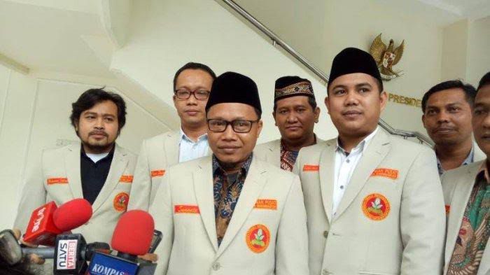 MENGUSULKAN: Ketua Umum Pimpinan Pusat Pemuda Muhamamdiyah Sunanto (tengah) memberikan statemen.