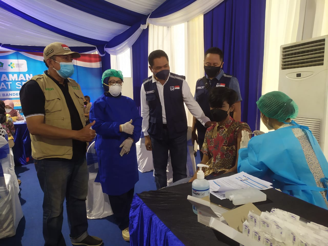KONTRIBUSI : Direktur PT Sarana Karya Solusindo Riza Kurniawan (berdiri kanan) didampingi pemilik PT Sarana Grup, Sugiono (dua berdiri dari kanan) meninjau 550 peserta vaksin, Minggu (10/10).