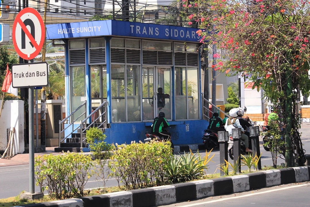 BUTUH DIPERBAIKI : Salah satu halte BRT di Jalan Pahlawan Sidoarjo yang nganggur karena bus tidak beroperasi. (HENDRIK MUCHLISON/RADAR SIDOARJO)