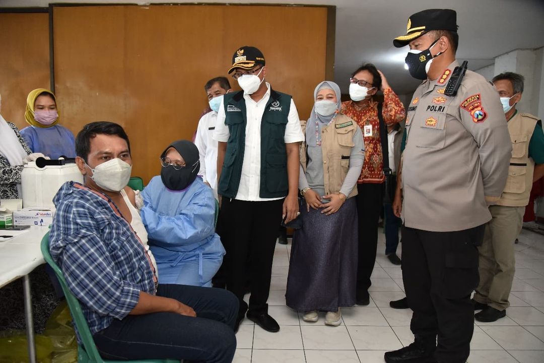 LANJUTAN: Pemberian vaksinasi Covid-19 dosis kedua bagi 5 ribu warga Sidoarjo. (RIZKY PUTRI PRATIMI RADAR SIDOARJO)