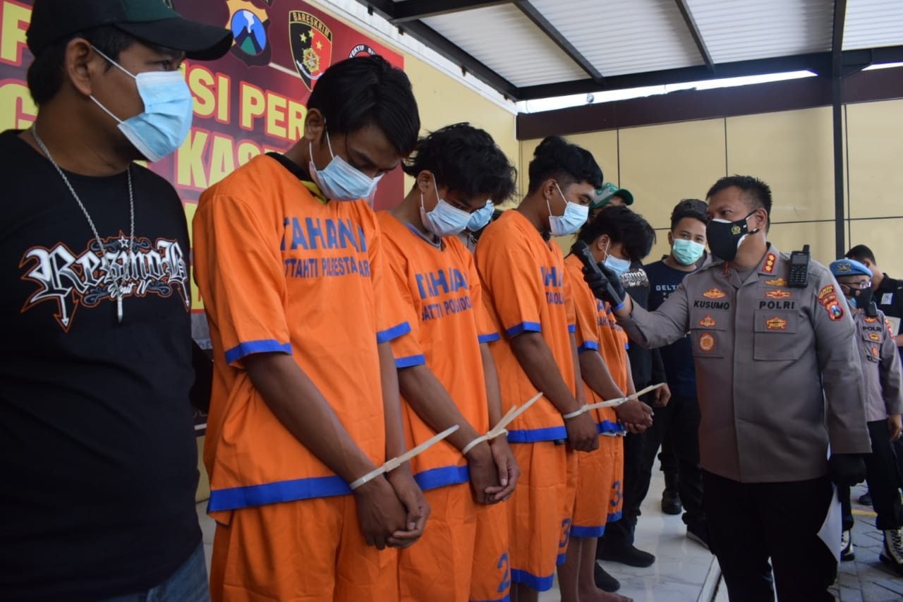 SADIS: Empat pelaku utama pengeroyokan yang berhasil dibekuk polisi merupakan anggota pastajal. (LUKMAN AL FARISI/RADAR SIDOARJO)