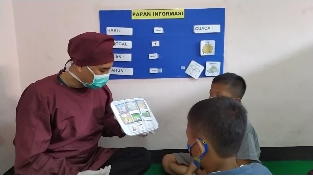 TELATEN: Pelayanan terapi tatap muka di UPTD ABK Sidoarjo menerapkan protokol kesehatan ketat. (RIZKY PUTRI PRATIMI/RADAR SIDOARJO)