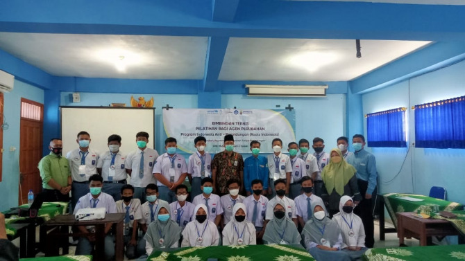 KOMPAK: Bimtek dan Pelatihan Agen Anti Perundungan SMK Muhammadiyah 2 Taman dengan narasumber, Suhadak, S. Pd., M. Si., Nunung Faizah, S.Psi. M.Pd., Rahmat Susilo, S.Pd., Dwi Hendra Prabowo,S.Pd., M.Pd. dan Muhammad Adib.