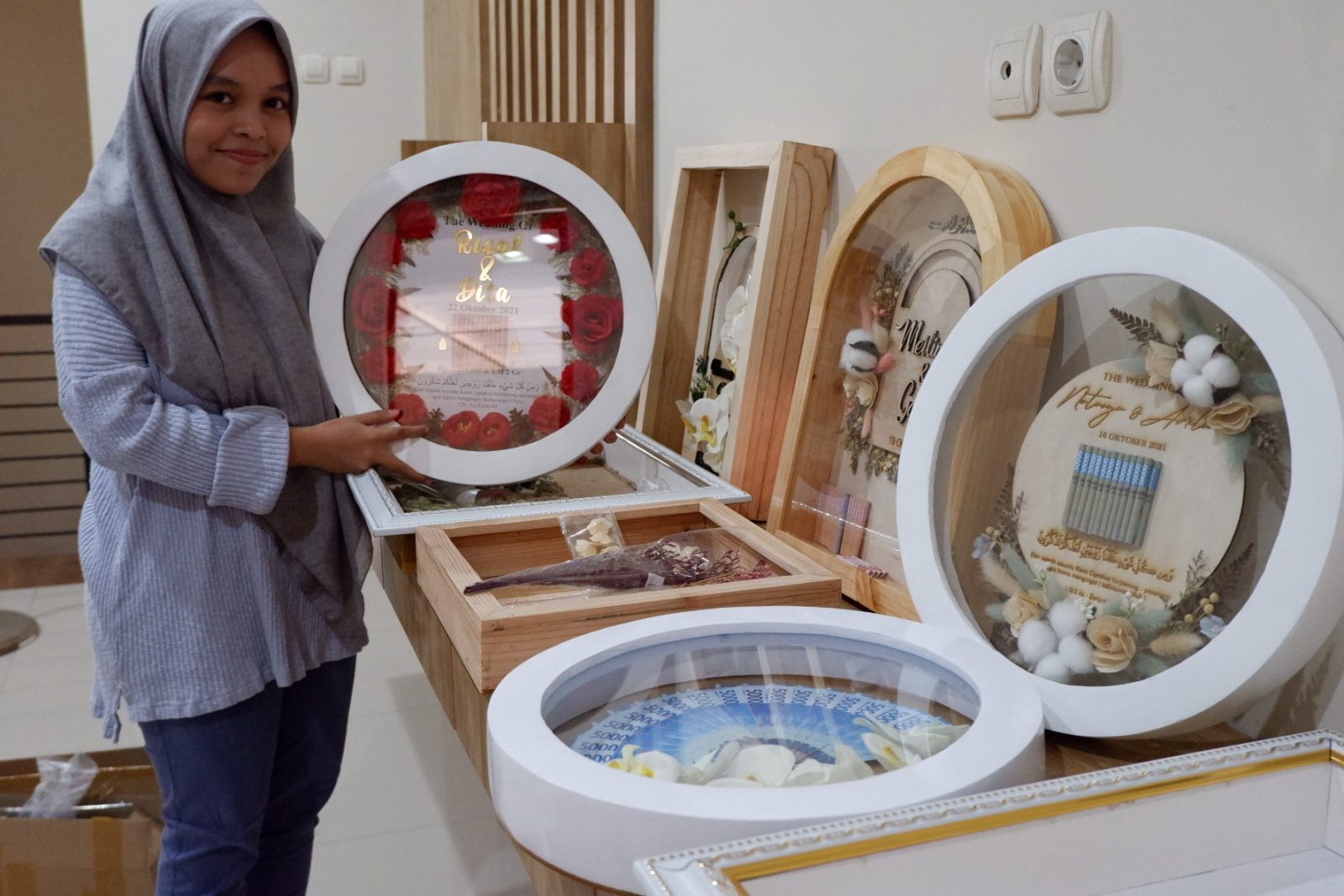 KREATIF: Aisha Marsha Azmi menunjukkan beberapa bentuk mahar yang tengah digemari pasangan pengantin. (RIZKY PUTRI PRATIMI/RADAR SIDOARJO)