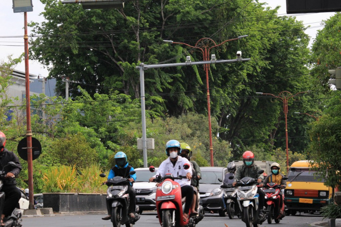TERMONITOR: Kamera ETLE yang sudah nampak terpasang traffic light Alun-alun Sidoarjo Sidoarjo. (HENDRIK MUCHLISON/RADAR SIDOARJO)
