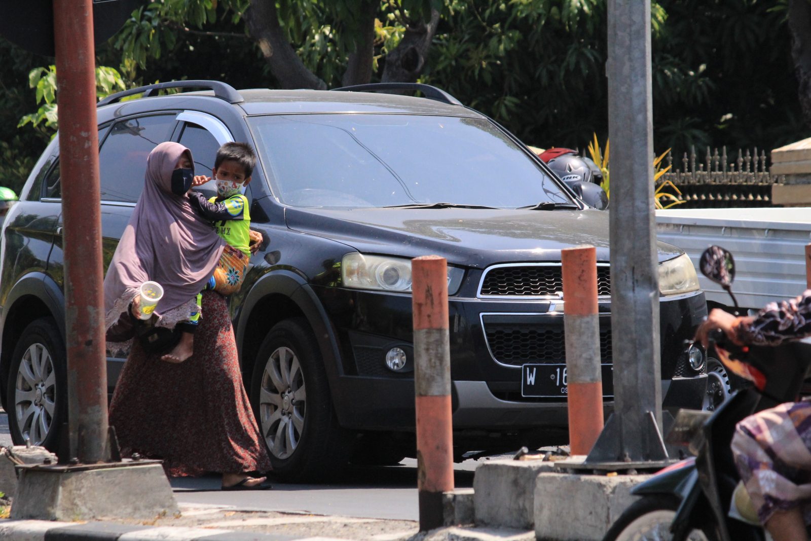 PERLU DITERTIBKAN : Pengemis di sekitar traffic light Alun-alun Sidoarjo. (HENDRIK MUCHLISON/RADAR SIDOARJO)