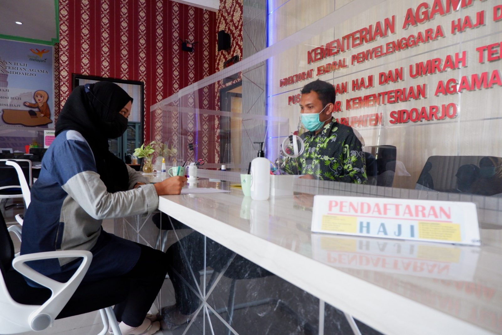 IBADAH: CJH langsung melakukan perekaman biometrik setelah melengkapi dokumen pendaftaran haji. (Ist)