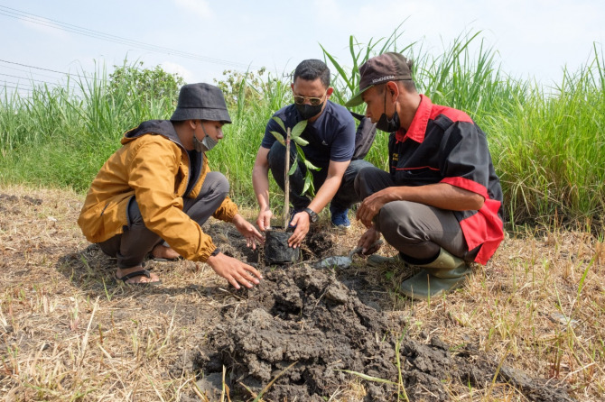 KOMPAK: Gabungan komunitas pemuda melakukan penghijauan di Pesarean Raden Ayu Putri Ontjat Tondo Wurung di Desa Terungwetan, Kecamatan Krian. (RIZKY PUTRI PRATIMI/RADAR SIDOARJO)