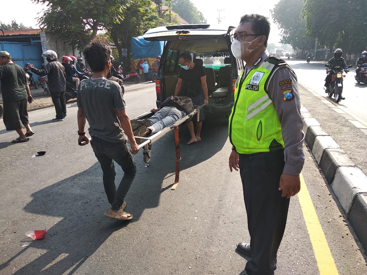 NAHAS: Korban saat hendak dievakuasi ke rumah sakit untuk divisum usai terlibat kecelakaan.