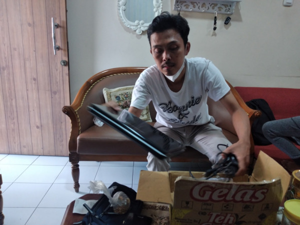 ADA-ADA SAJA: Korban Indris menunjukkan barang yang telah dicuri. Pencuri juga menulis permohonan maaf di kertas. (HENDRIK MUCHLISON/RADAR SIDOARJO)