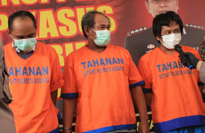 DITANGKAP : Dari kiri tersangka Sugeng, Ikhsan dan Bagus saat dirilis Polresta Sidoarjo. (HENDRIK MUCHLISON/RADAR SIDOARJO)