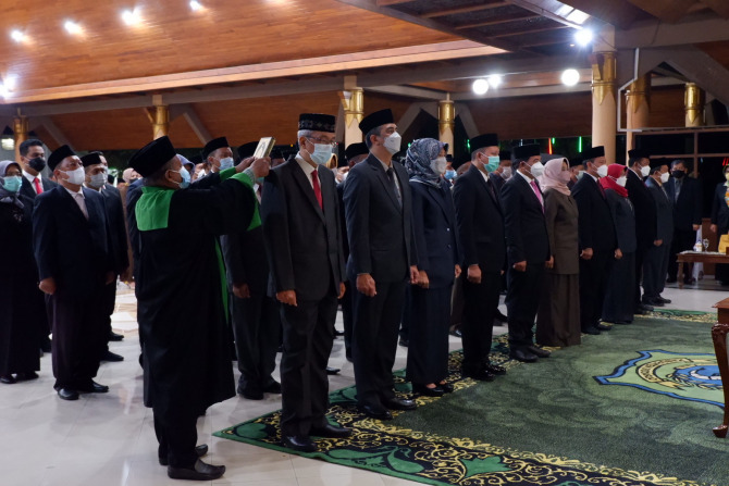 DISUMPAH: Mutasi jabatan 51 ASN Pemkab Sidoarjo yang dilaksanakan, Kamis (21/10/2021) malam. (DOK/RADAR SIDOARJO)