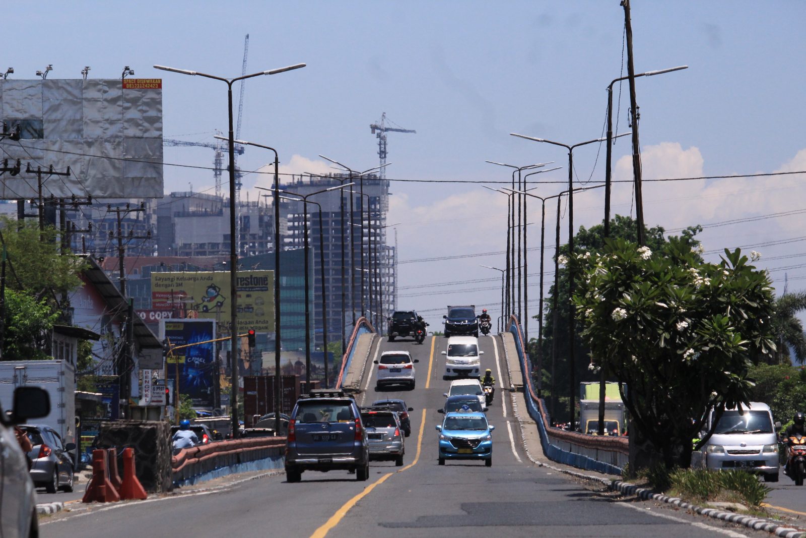 DIPERCANTIK: Sejumlah PJU di jembatan layang Waru yang akan diganti dengan baru. (HENDRIK MUCHLISON/RADAR SIDOARJO)