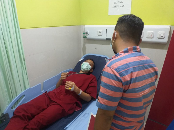 KAGET: Korban saat dirawat di RS Anwar Medika usai diduga dipukul orang tua pasien.