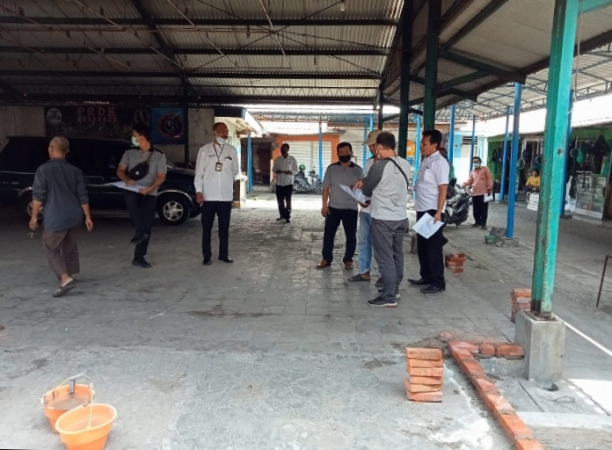 RELOKASI: Disperindag, pemdes dan Forkopimka Sidoarjo meninjau tempat relokasi sementara pedagang Pasar Suko. 