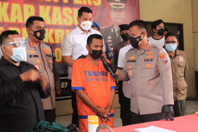 DIGEREBEK: Kapolresta Sidoarjo Kombes Pol Kusumo Wahyu Bintoro saat menginterogasi tersangka. (HENDRIK MUCHLISON/RADAR SIDOARJO)