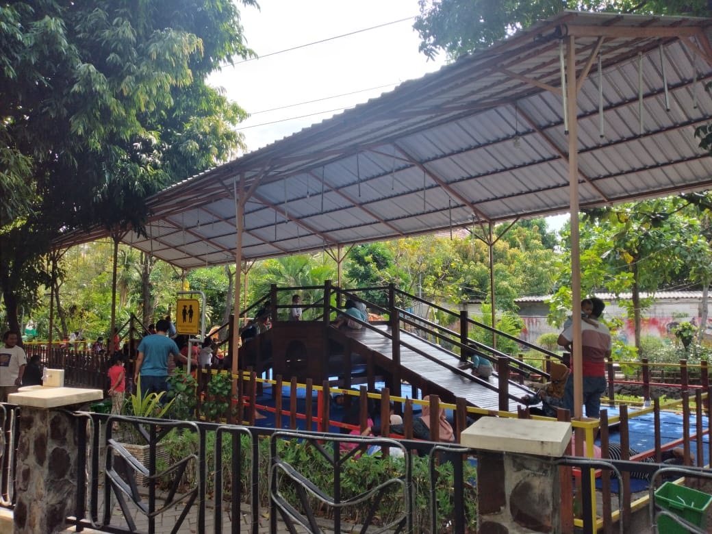 BUKA LAGI: Sejumlah warga memanfaatkan fasilitas bermain di Taman Abhirama. (HENDRIK MUCHLISON/RADAR SIDOARJO)