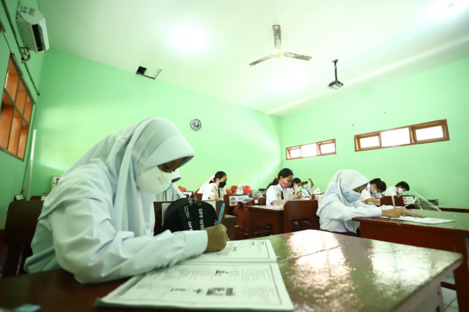 FOKUS: Siswa SDN Pucang 2 saat mengikuti PTM di sekolah. (ANNISA FIRDAUSI/RADAR SIDOARJO)