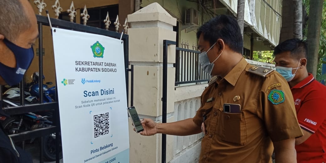 KETAT: Masuk Sekretariat Daerah Pemkab Sidoarjo kini menggunakan aplikasi Peduli Lindungi. (RIZKY PUTRI PRATIMI/RADAR SIDOARJO)